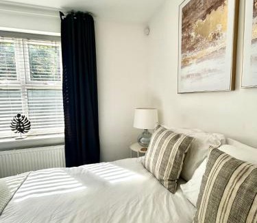 Telford Apartment | Modern 2 Bed Apartment With Free Parking And Netflix