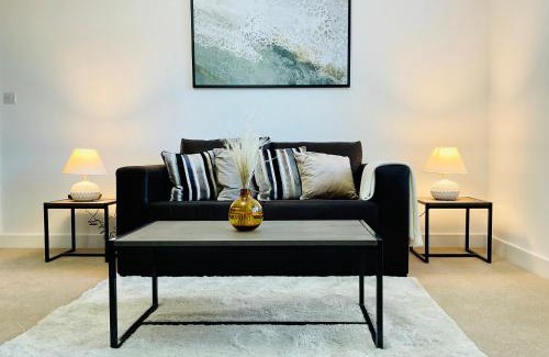 Runnymede Apartment | Modern 2 Bed Apt in Egham High Street, with private parking and Wifi