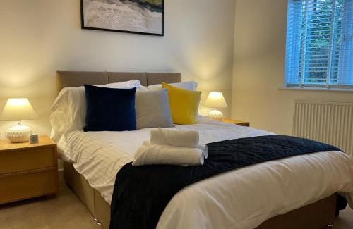 Runnymede Apartment | Modern 2 Bed Apt in Egham High Street, with private parking and Wifi