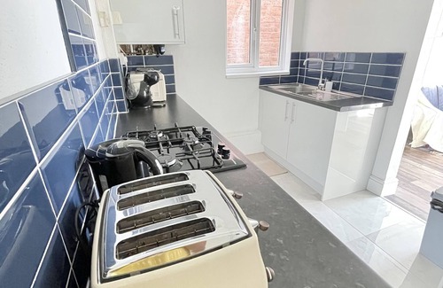 Moseley Apartment | MODERN 2-bed Flat in Moseley: free wifi.