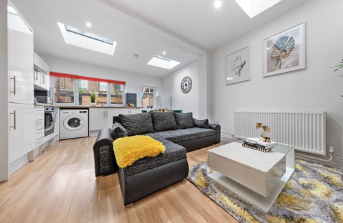 Southwark Apartment | Modern 2-Bed Flat in London, Zone 2, with Parking