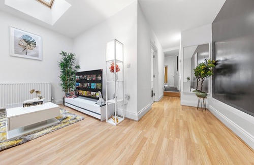 Southwark Apartment | Modern 2-Bed Flat in London, Zone 2, with Parking