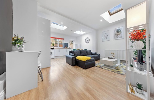 Southwark Apartment | Modern 2-Bed Flat in London, Zone 2, with Parking