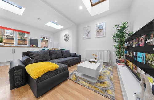 Southwark Apartment | Modern 2-Bed Flat in London, Zone 2, with Parking