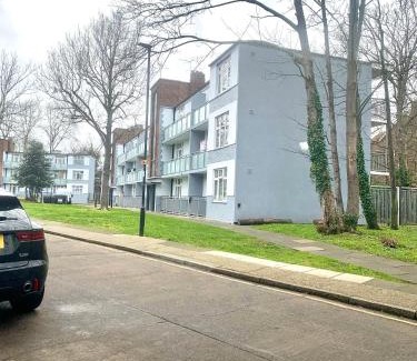 Edmonton Apartment | Modern 2 bed flat near Tottenham Hotspur Stadium