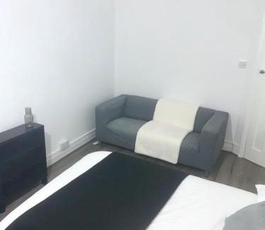 Edmonton Apartment | Modern 2 bed flat near Tottenham Hotspur Stadium