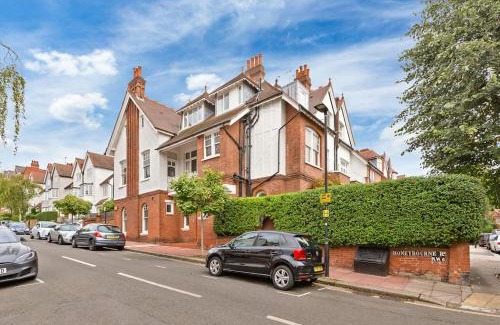 West Hampstead Apartment | Modern 2 Bed Flat - Sleeps 6 - With Garden - West Hempstead - Near Station