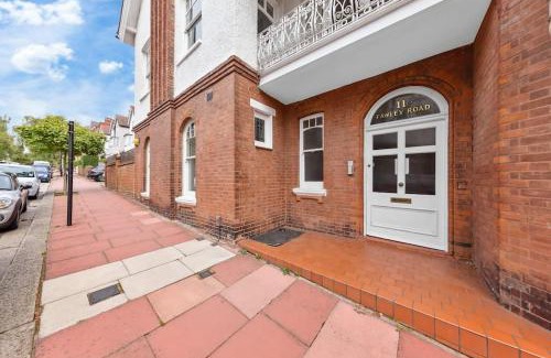 West Hampstead Apartment | Modern 2 Bed Flat - Sleeps 6 - With Garden - West Hempstead - Near Station