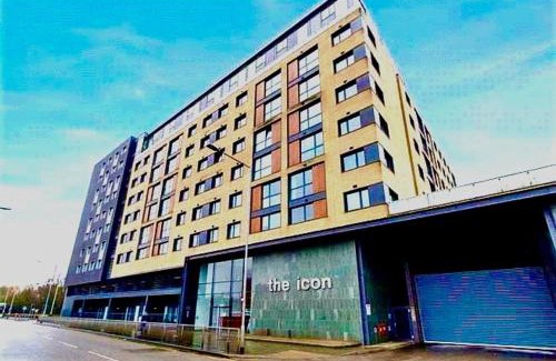 Basildon Apartment | Modern 2 Bed Flat with parking Next to Basildon Station