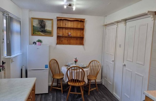 Leeds House | Modern 2-bed Home - Private Garden, Parking & Wifi