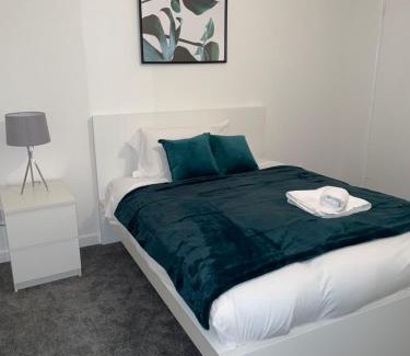 Cannock House | Modern 2 bed house Cannock Driveway for 2 vehicles Perfect for contractors Business Travellers Short Stays Close to M6 M54 i54 A5 A38 McArthur Glen Designer Outlet