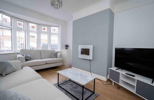 Liverpool House | Modern 2-bed House Liverpool Close to Aintree Hosp