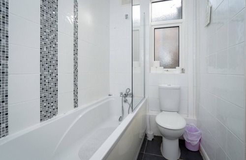 Liverpool House | Modern 2-bed House Liverpool Close to Aintree Hosp