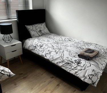 Blyth House | Modern 2-bed in Blyth centre
