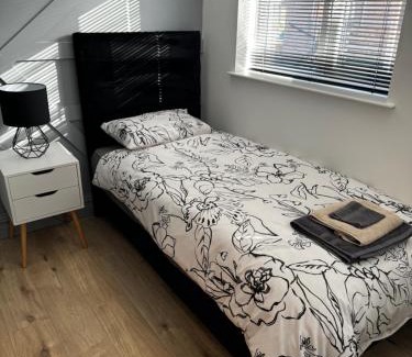 Blyth House | Modern 2-bed in Blyth centre