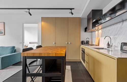Collingwood Apartment | Modern 2-Bed Inner City Pad With Swimming Pool