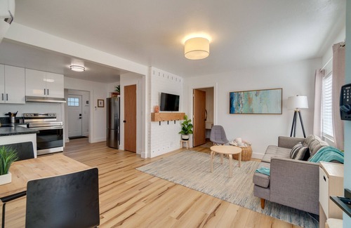 Creston - Kenilworth House | Modern 2 bed + office Home, Fenced Yard, Pet Friendly