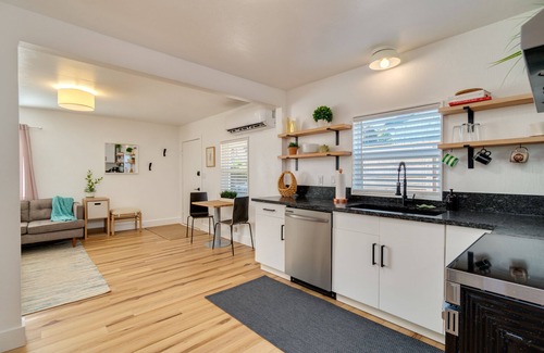 Creston - Kenilworth House | Modern 2 bed + office Home, Fenced Yard, Pet Friendly