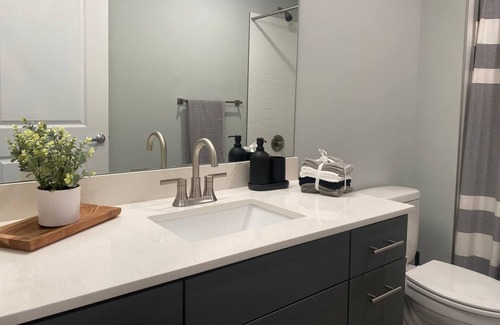 North Kansas City Apartment | Modern 2-Bedroom Stunning Views