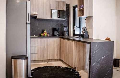 12th Street Apartment | Modern 2 Bedrooms Apartment Steps From The Beach