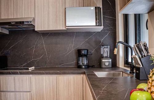 12th Street Apartment | Modern 2 Bedrooms Apartment Steps From The Beach
