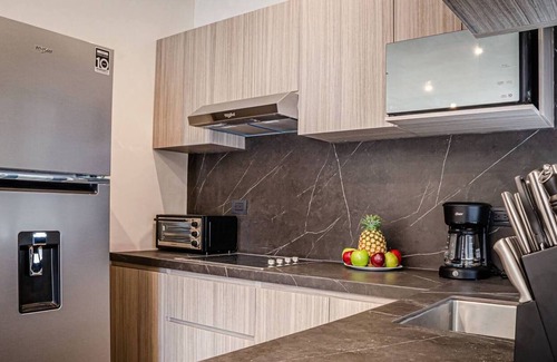 12th Street Apartment | Modern 2 Bedrooms Apartment Steps From The Beach