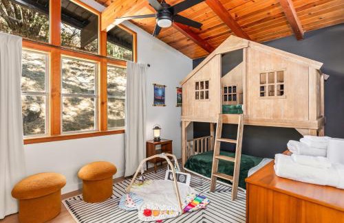 Yosemite Forks House | Modern 2 Bedrm Kids, Dog, Hot Tb, Game Room, 9 min Bass Lake