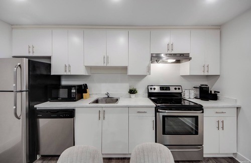 North Vancouver House | Modern 2 Bedroom + Sofa Bed Suite Near Capilano Bridge & Trails
