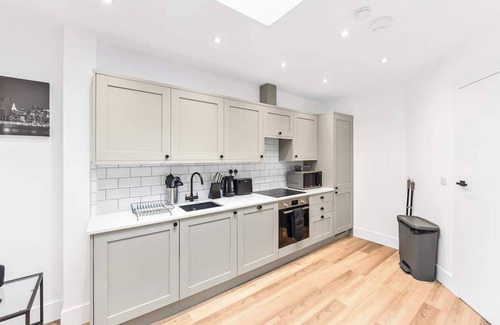 Addiscombe Apartment | Modern 2 Bedroom Stay, Balcony, East Croydon