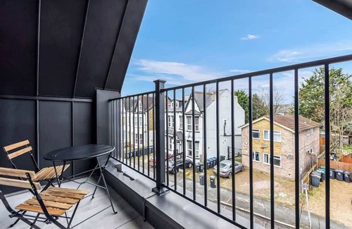 Addiscombe Apartment | Modern 2 Bedroom Stay, Balcony, East Croydon