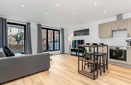 Addiscombe Apartment | Modern 2 Bedroom Stay | 10Min Walk to East Croydon