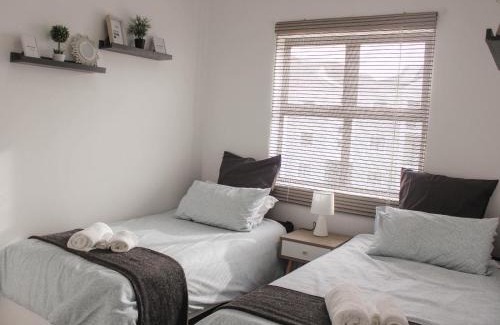 Gordon's Bay Apartment | Modern 2 bedroom apartment close to shops & beach