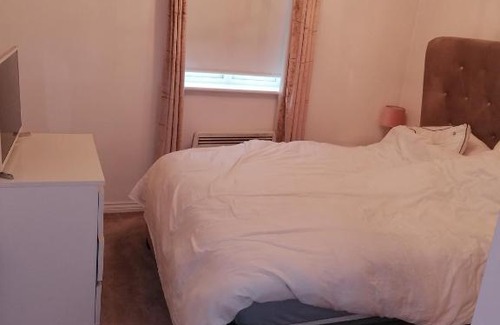 Uddingston Apartment | Modern 2 bedroom apartment 10 mins drive from city centre with access to local train station