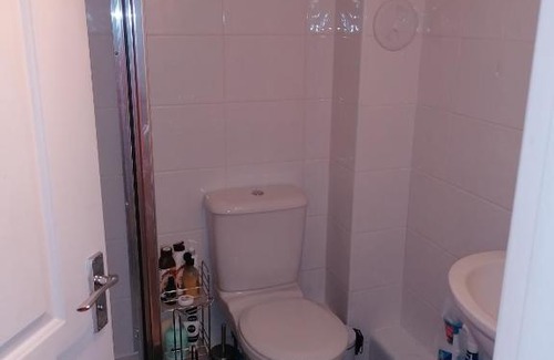 Uddingston Apartment | Modern 2 bedroom apartment 10 mins drive from city centre with access to local train station