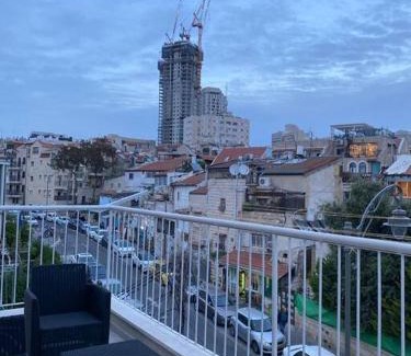 Nachlaot Apartment | Modern 2 bedroom Apartment with Private Balcony