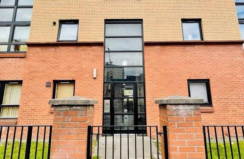 East End Apartment | Modern 2 Bedroom Apartment With Free Parking