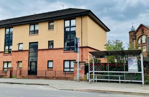 East End Apartment | Modern 2 Bedroom Apartment With Free Parking