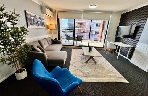 Parramatta Apartment | Modern 2-Bedroom Apartment 7mins to Paramatta Train Station