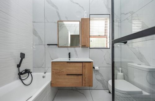 Lone Hill Apartment | Modern 2 Bedroom apartment with club house pool