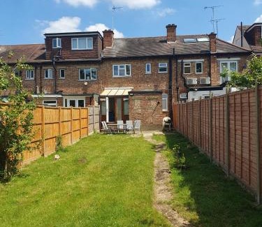 Brent Cross Apartment | Modern 2 Bedroom APT 3 min walk to Tube station