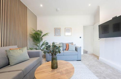 Leeds Apartment | Modern 2 Bedroom Flat Near Leeds Centre with Free Parking, Ideal for Contractors & Long Stays - NordStay