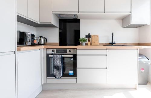 Leeds Apartment | Modern 2 Bedroom Flat Near Leeds Centre with Free Parking, Ideal for Contractors & Long Stays - NordStay
