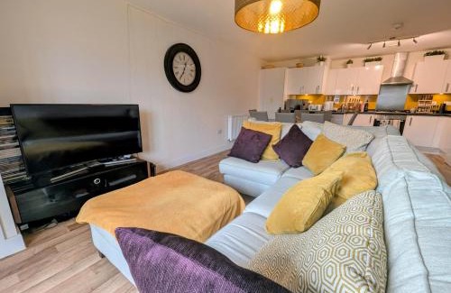 Walton-on-Thames Apartment | Modern 2 bedroom Flat with Parking Balcony and WiFi