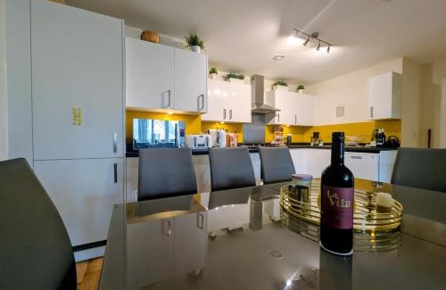 Walton-on-Thames Apartment | Modern 2 bedroom Flat with Parking Balcony and WiFi