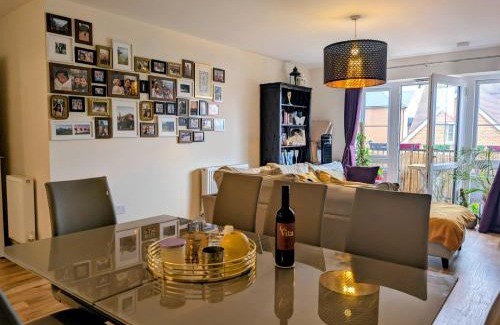 Walton-on-Thames Apartment | Modern 2 bedroom Flat with Parking Balcony and WiFi
