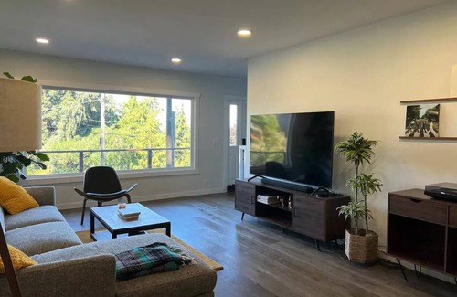 West Seattle House | Modern 2-bedroom home with patio