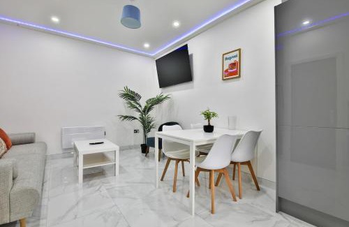 Cathays House | Modern 2 Bedroom House in Central Cardiff
