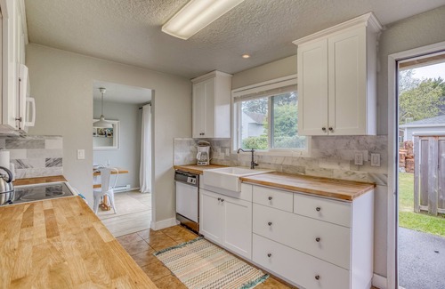 Gearhart House | Modern 2 Bedroom in Heart of Downtown Gearhart, Two Blocks from Beach!