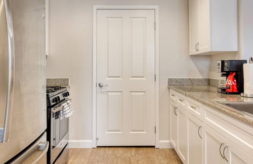 Foster City Apartment | Modern 2 Bedroom in Foster City w/ Amenities