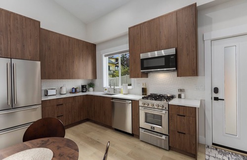 Bitter Lake House | Modern 2-Bedroom Retreat in Seattle